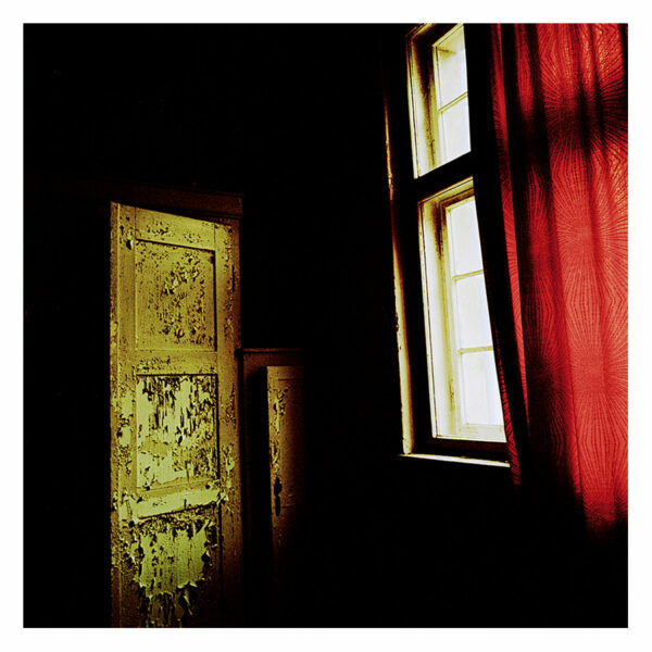 Le rideau rouge et l'armoire verte, 2010, Jeanne Fredac © Adagp, Paris, 2021
